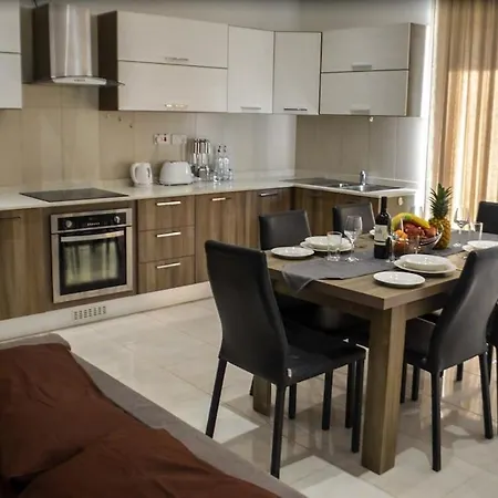 Spacious 3 Bedroom Apartment, Close To Sliema, Valletta & Sea, Sleeps 12! Msida
