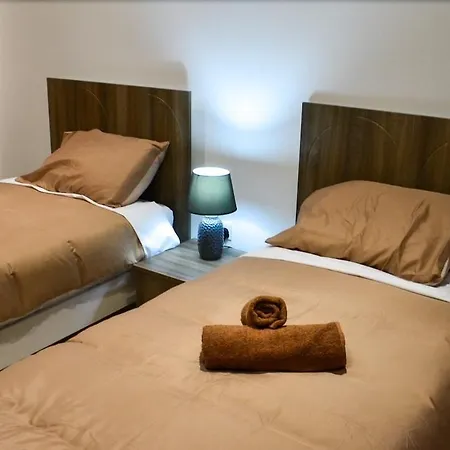 Apartment Spacious 3 Bedroom Apartment, Close To Sliema, Valletta & Sea, Sleeps 12! *