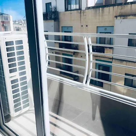 Large 3 Bedroom Apartment, Close To Valletta, Sliema & Sea Msida