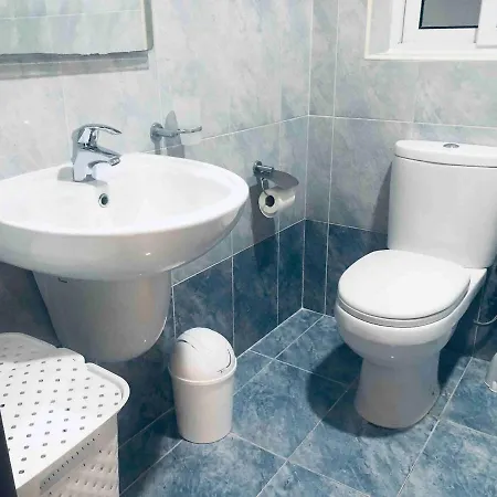 Apartment Spacious 3 Bedroom Apartment, Close To Sliema, Valletta & Sea, Sleeps 12!
