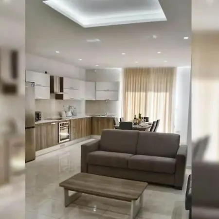 Apartment Spacious 3 Bedroom Apartment, Close To Sliema, Valletta & Sea, Sleeps 12! Msida