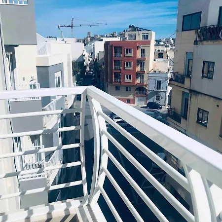 Large 3 Bedroom Apartment, Close To Valletta, Sliema & Sea Appartement *