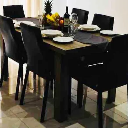 Spacious 3 Bedroom Apartment, Close To Sliema, Valletta & Sea, Sleeps 12! * Msida