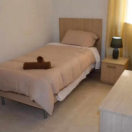 Spacious 3 Bedroom Apartment, Close To Sliema, Valletta & Sea, Sleeps 12! Msida