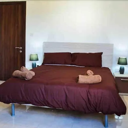 Spacious 3 Bedroom Apartment, Close To Sliema, Valletta & Sea, Sleeps 12! *