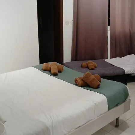 Spacious 3 Bedroom Apartment, Close To Sliema, Valletta & Sea, Sleeps 12! * Msida
